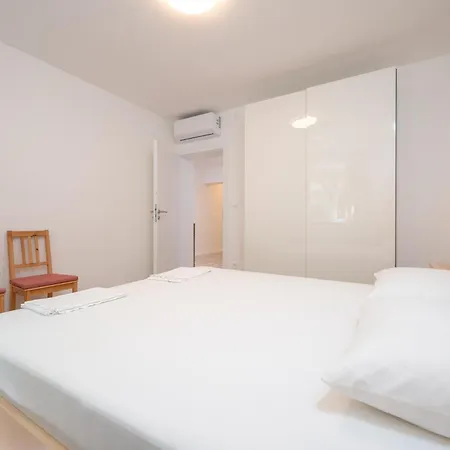 Beachfront Antonio Miro Apartment Trogir