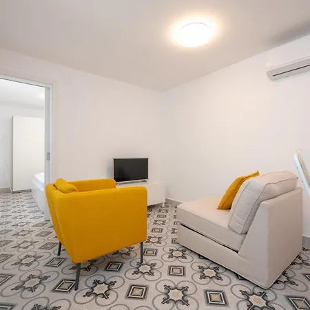 Beachfront Antonio Miro Apartment Trogir