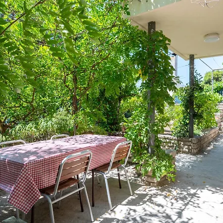 Beachfront Antonio Miro Apartment Trogir