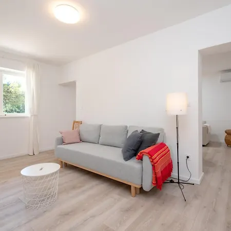 Beachfront Antonio Miro Apartment Trogir