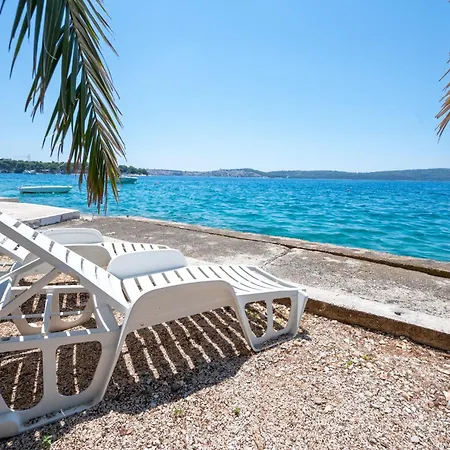 Beachfront Antonio Miro Apartment Trogir