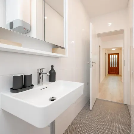 Beachfront Antonio Miro Apartment Trogir